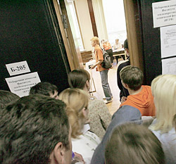 Абитуриент сдает экзамены в одном университете и создает видимость конкурса в нескольких других