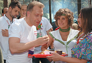 Оладьи с медом пришлись по вкусу Игорю Шувалову