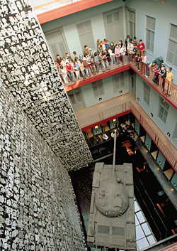 Советский танк лицом к лицу со своими жертвами в Доме террора в Будапеште. Раньше здесь была госбезопасность. Еще раньше - штаб местных нацистов