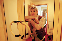 Таких здесь много: им по 40 - 50 лет, они всю жизнь проработали в «России». Они говорят: «Мы больше никому не нужны»