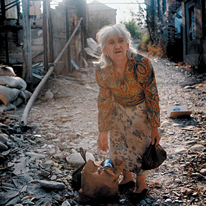Эта женщина и ее соседи по улице Тельмана—пожалуй, самой разрушенной в Цхинвали—все же сможет получить крышу над головой на родной земле в самое ближайшее время. Либо в гостинице, либо в палаточном городке