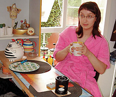 Санитарка Оксана отдыхает после работы. Она с подругой живет в двухместной комнате