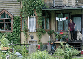 Как и в Подмосковье, богатство вытесняет старые дачи