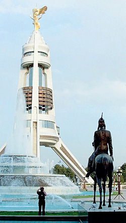 Символ «Золотого века туркмен» — золотая статуя Туркменбаши на Арке Нейтралитета