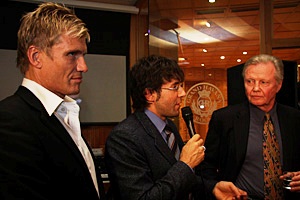 Дольф Лундгрен, Андрей Малахов и Джон Войт в сигарном клубе