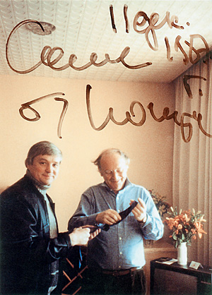 «Саше от Иосифа» - написал Бродский на этой фотографии. Александр Стефанович передает поэту галстук, который по легенде Леонид Пастернак надел на прием в шведское посольство в Москве, где ему сообщили о присуждении Нобелевской премии «Доктору Живаго»