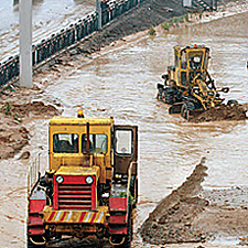 Селевой поток за считанные минуты смыл остатки асфальта на улицах