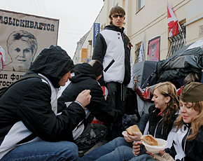 Не назовешь эту еду особенно питательной, но зато подвозят ее вовремя 