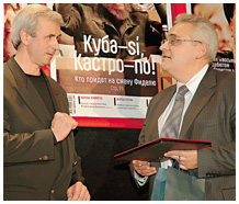 Премия «Герой года» досталась лидеру Движения автомобилистов России Вячеславу Лысакову (слева) из рук советника председателя Конституционного суда, в прошлом генерала милиции Владимира Овчинского