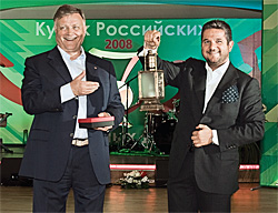 Лампы от Якунина (слева) будут освещать путь футболистам