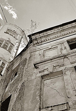 ...И перед самым сносом, в 90-е годы. Фото из книги 