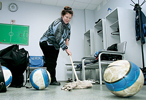 Помыть пол, протереть мячи и - в бой!