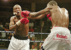 Сидней Сешибеди (Юж. Африка). 2-я премия в номинации «Спортивные истории». Бой боксеров Сиднея Малулека с Селло Ханонгом. Йоханнесбург