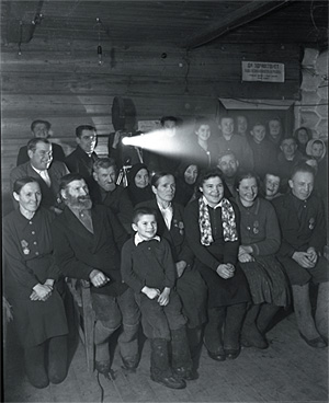 Киносеанс в колхозе «Знамя Октября» Владимирской области, 1951 г. / Дмитрий Бальтерманц 