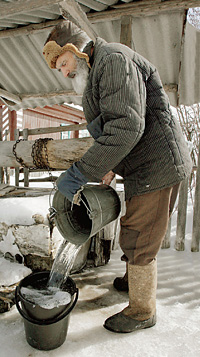 Для пенсионера Евгения Ивановича цифровое телевидение - слишком дорогое удовольствие. Он смотрит один канал, а второй, по его словам, «дрыгает»