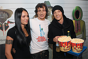 Резидент «Комеди клаб» Вадим Галыгин (в белой майке) стал режиссером