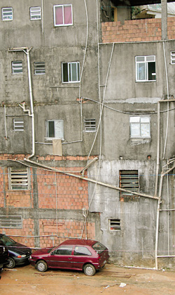 На стене - водопровод, вот. И не говорите больше, что хрущевки некомфортны