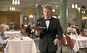 Алекс ван Вармердам сыграл главную роль в собственном «Официанте» 