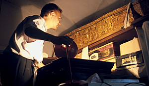 У саркофага жрицы Неситауджатахет (X в. до н.э.) в хранилищах Национального музея Республики Татарстан, Казань