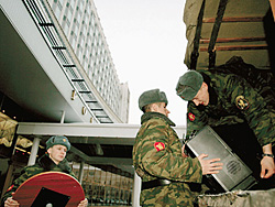 Пусть вещи из «России» тяжеловаты, зато скроены добротно и стоят копейки. Телевизор LG отдают за 600 рублей