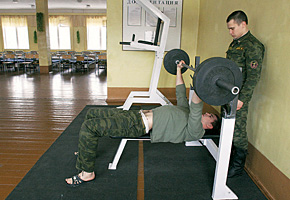 Штанга - главное украшение элитной казармы