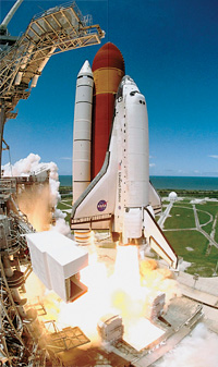 Из-за шаттла «Дискавери» МКС пришлось держать на опасной орбите