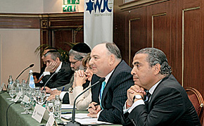 Заседание президиума ЕЕК до проведения процедуры голосования. На переднем плане: экс-президент ЕЕК Пьер Беснану и Вячеслав Кантор