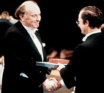 На вручении премии надо было быть в смокинге и бабочке. И поэт решил, что положит легендарный галстук Пастернака в нагрудный карман смокинга