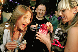 А Полине Смоловой (на фото слева) оппозиция хочет закрыть путь на сцену взрослого конкурса за то, что выступала за Лукашенко