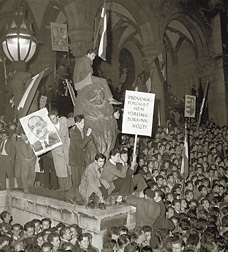 Тысячи демонстрантов слушают речь премьер-министра Имре Надя перед зданием парламента