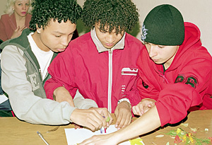 Фонд «Семицветик» в полном составе: Рамир, Антон и Давид доставили подарки, счастливо миновав скинов, которые каждое воскресенье собираются у Доски почета в Рязани