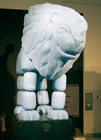 Голубой лев работы Вадима Захарова встречал посетителей. Выставка Филонова организована Русским музеем и компанией Proactive PR 