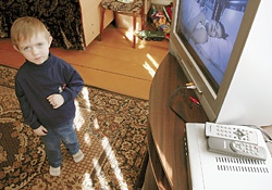 Маленький Виталик из всего многообразия программ, показываемых по 12 телевизионным каналам, выбирает пока только мультфильмы. Но в семье предпочитают сериалы