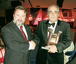 Советник президента Юрий Лаптев вручает приз Мишелю Леграну