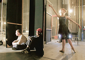 Репетиции и отделочные работы идут одновременно: первые зрители и слушатели - рабочие