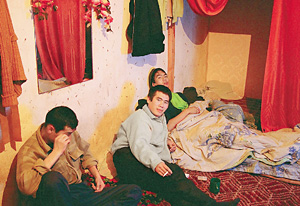 У них сплошная половая жизнь - едят на полу, сидят и спят на полу