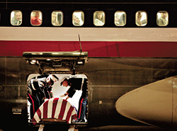 Тодд Хейслер (США). 1-й приз в номинации «Люди в новостях». Последние почести погибшим американским морякам: тело 2-го лейтенанта Джеймса Кейти по прибытии в аэропорт Рино. Невада, США