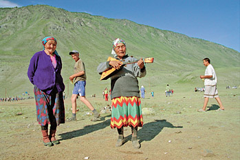 Национальные традиции - способ заработать побольше: предприимчивые алтайские бабушки это хорошо понимают