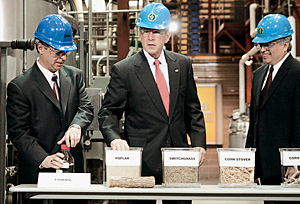 Президент Буш инспектирует лабораторию по изучению возобновляемых источников энергии