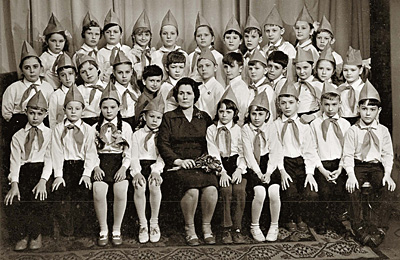 Виталий Манский — 4-й справа во втором ряду