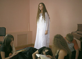 Чиновники устраивают подростков на работу и в театральные студии