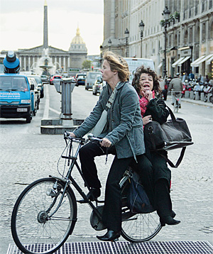 Велосипед в Париже—лучший способ борьбы с повышением цен на бензин