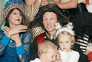 Художник Александр Петлюра (в центре) на открытии выставки «Мир Петлюры» в галерее «АРТ-стрелка»