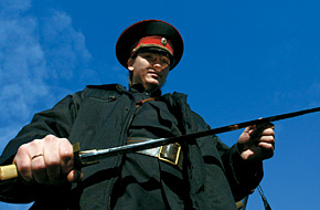 Казак из Судака оценивает новую шашку: такую вам легко выточат на городском заводе за сто долларов