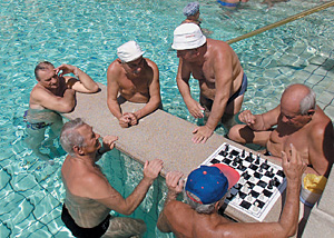 Вторая родина Лилиенталя Венгрия шахматам тоже верна. На фото—поединок в Cеченьских купальнях в Будапеште