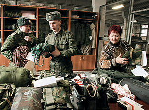 Ведущий товаровед по контролю за качеством Тамара Углева проверяет обмундирование спецназа 