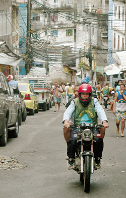 Юноша, выезжающий из-под гамака электропроводов, - «такси» для тех, кому трудно дойти до вершины Росиньи
