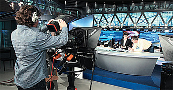 Последний инструктаж перед эфиром. В студии программы «Время» — ведущая Юлия Панкратова