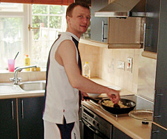 Володя приехал из России, сейчас он на коммунальной кухне один