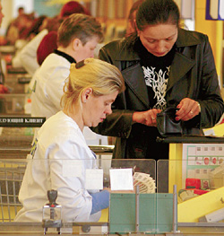 Кассир отвечает за все. Главным образом - своими собственными деньгами